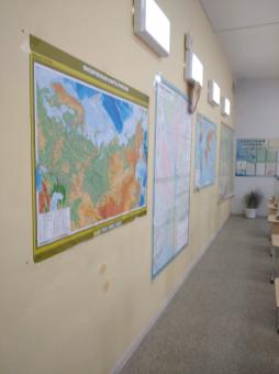 Кабинет географии. Класс  площадью 68,95 кв.м. с лаборантской 25,15 кв.м. Стол ученический регулируемый 4-6 ростовая группа – 19 шт., стул ученический регулируемый 4-6 группа 38 шт., стол учителя-2шт., стул учителя – 1 шт., доска маркерная – 1 шт., кресло регулируемое с подлокотниками -1шт.,  шкаф закрытый-4шт, шкаф открытый -3шт., доска 3-х эл комбинированная -1 шт., интерактивная доска SMART Board 660, (диагональ 64“/162.6 см) -1шт,  мультимедиа-проектор Epson EB-420-1шт,  компьютер в сборе (монитор Packard Bell, системный блок Power Expert, клавиатура К120, мышь проводная) -1шт,  МФУ HP 1132-1шт.
